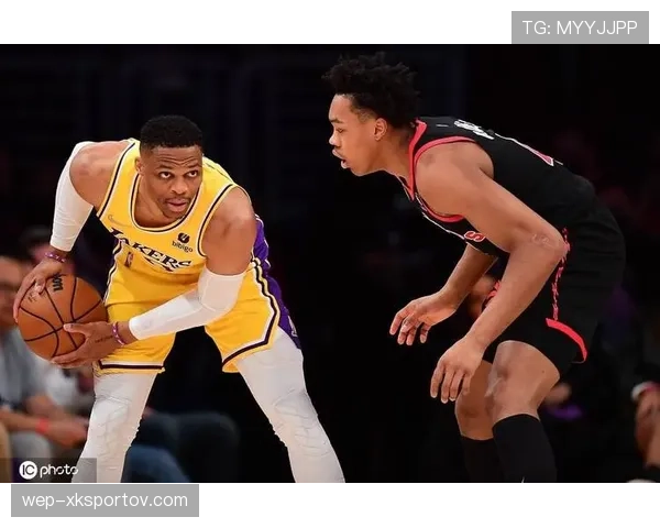 弗朗西斯无球跑动减少，持球单打效率下滑影响进攻主导性